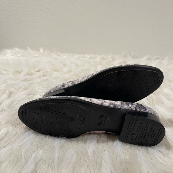 Women’s Munro Cate Grey Water Resistance Snake Print Booties 9 US! - Picture 7 of 11